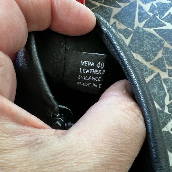 Umbarto Ruffini Vera black ankle boots. Size 40 or 9. Black leather upper. - Picture 10 of 11